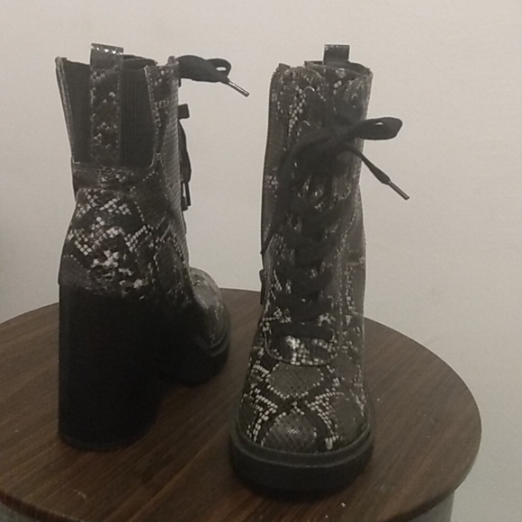 I'm selling a size 9 snake skin boots gray black and white - Picture 3 of 3